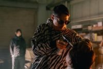 窪塚洋介＆亀梨和也W主演『外道の歌 SEASON2』　ガスバーナーを顔面に押しつける“拷問”の瞬間切り取る　場面写真＆主題歌PV映像解禁