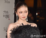 「せいら、『プラダを着た悪魔』をレース＆フェザーのドレスで表現」の画像1