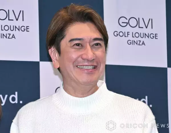 川﨑麻世、結婚2周年を報告　料理研究家の21歳下妻と顔寄せ“ラブラブ”2ショット披露「憧れのご夫婦です」「お二人から発信されている愛のオーラが大好き」
