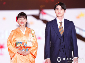 【TGC】芳根京子＆本田響矢、TGCにサプライズ登場　『めおと日和』“うぶきゅん”手つなぎランウェイに歓声