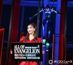 藤田ニコル、エヴァ初号機の前に“アスカ”イメージの衣装で登場　「エヴァンゲリオン」30周年記念展『ALL OF EVANGELION』