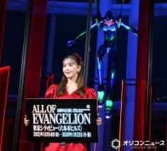 藤田ニコル、エヴァ初号機の前に“アスカ”イメージの衣装で登場　「エヴァンゲリオン」30周年記念展『ALL OF EVANGELION』
