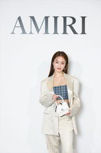 谷まりあ、ラグジュアリーなセットアップ姿　海外ロケで「夢が叶った」こと明かす