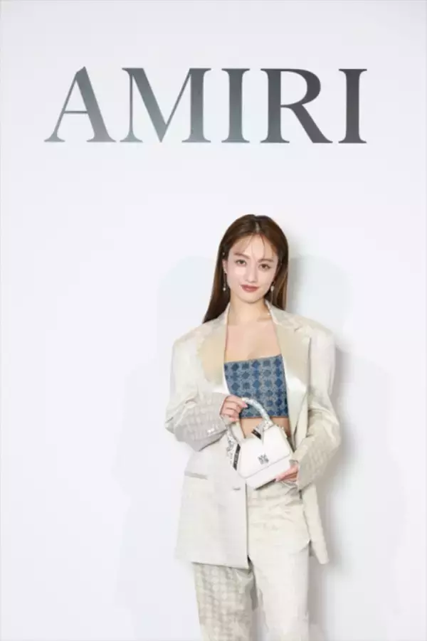 谷まりあ、ラグジュアリーなセットアップ姿　海外ロケで「夢が叶った」こと明かす