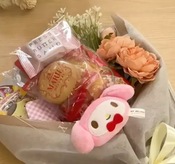 卒業シーズンにぴったり“お菓子や雑貨で華やか”「お祝いブーケ」　不器用でも超簡単に作れる方法「これなら出来そう!!」