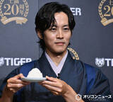 「松坂桃李、着物姿で艶やかにおにぎり握る　口いっぱいにほお張り「これはおいしい！」」の画像1