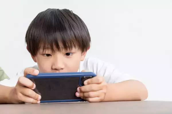 子どもの“隠れ視力低下”なぜ起こる？ 「メガネをかければいい」で済まない懸念も…製薬会社が警鐘