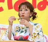 「辻希美、2年ぶりの浴衣姿　絶叫響く中でイベントに苦笑い　焼きそばをバク食い＆楽屋へお持ち帰り」の画像1