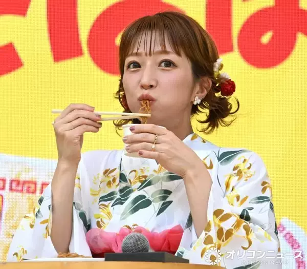 辻希美、2年ぶりの浴衣姿　絶叫響く中でイベントに苦笑い　焼きそばをバク食い＆楽屋へお持ち帰り