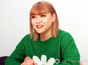 ぺえ「両親をディズニーランドに連れて行った」　親友・pecoも交えた“顔出し”集合ショット公開「可愛らしいお父さんですね」「最高な親孝行」