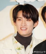 Snow Man向井康二、“向井家”全員が主演作鑑賞「おにいにいじられてる」　父の鑑賞の様子を森崎ウィンとコント風に再現