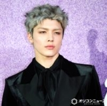 ＆TEAM・MAKI、狼イメージスタイルでレッドカーペットに登場　シルバーヘアで艶めくベルベットのスーツ身にまとう