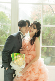 たくはるカップルが1年記念で“思い出の地”ソウルへ　ドレス・花束・雪…ロマンチックすぎるデートに