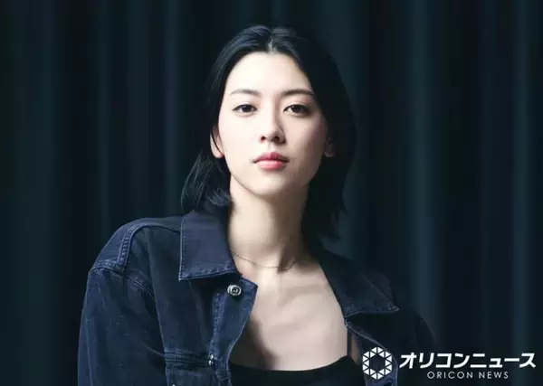 三吉彩花、韓国の国民的歌手と“大胆密着”する姿に反響「素晴らしいカップル」「ヤバいですね」「お色気たっぷりです」