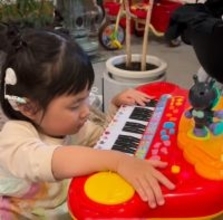「盲ろう」4歳児の日常を発信するママの思い、見えない・聞こえない・話せない”三重苦”でも「こんなにも人生を楽しんでいる」