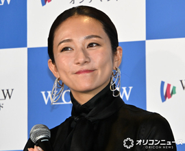 木村文乃、第2子出産後初の公の場　シックな黒の装いで笑顔振りまく