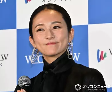 木村文乃、第2子出産後初の公の場　シックな黒の装いで笑顔振りまく