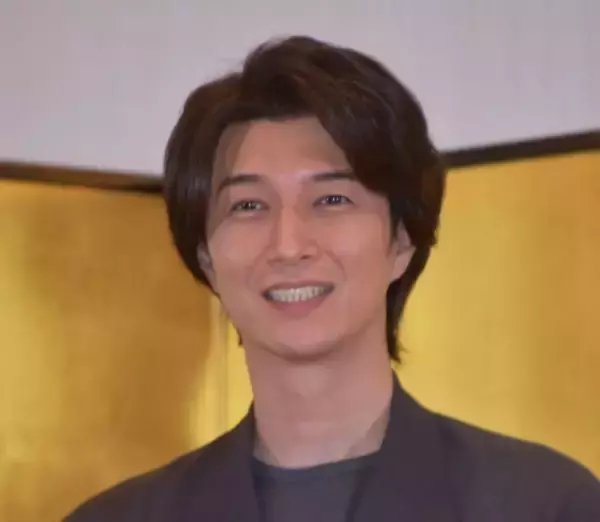 天野浩成、妻・雛形あきこの写真集表紙を“再現”　反響相次ぐ「この夫婦、かわいすぎる」「いつもの階段（笑）」