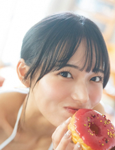 ABCテレビ『news おかえり』お天気リポーター中西花、『FRIDAY』登場　スイーツ手に屈託ない笑顔