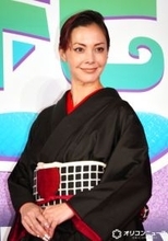 土屋アンナ、ミニーマウスイメージのシックな着物で登場「ドン小西さんから母がいただいたきもの」