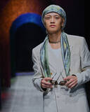 「高橋海人、“ボヘミアンエレガンス”な旅人ルック　エトロ秋冬コレクション参加でセレブと歓談」の画像1