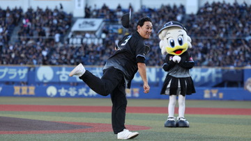 ピエール瀧、ロッテ戦始球式でキャップ飛ばす“熱投”「史礁君と角中さんを相手に投げられたっていうのはね、本当に身に余る光栄」