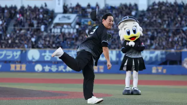 ピエール瀧、ロッテ戦始球式でキャップ飛ばす“熱投”「史礁君と角中さんを相手に投げられたっていうのはね、本当に身に余る光栄」