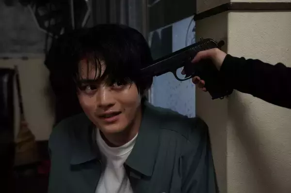鈴鹿央士、『藁にもすがる獣たち』撮影現場Vlog公開　本編では森七菜に銃口を向けられ絶体絶命