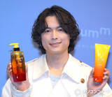 「松村北斗、大泉洋とプライベートで“ガチ”ボウリング　マイシューズ＆ボウルを贈呈される」の画像1