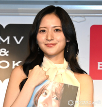 乃木坂46・金川紗耶、ミニ丈ワンピで写真集イベント　1st写真集は「ずっと夢だった」