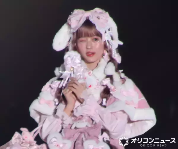 AKB48八木愛月、ロリータファッションで雰囲気ガラリ　舌出し＆ウィンクでドーム魅了【関コレ】