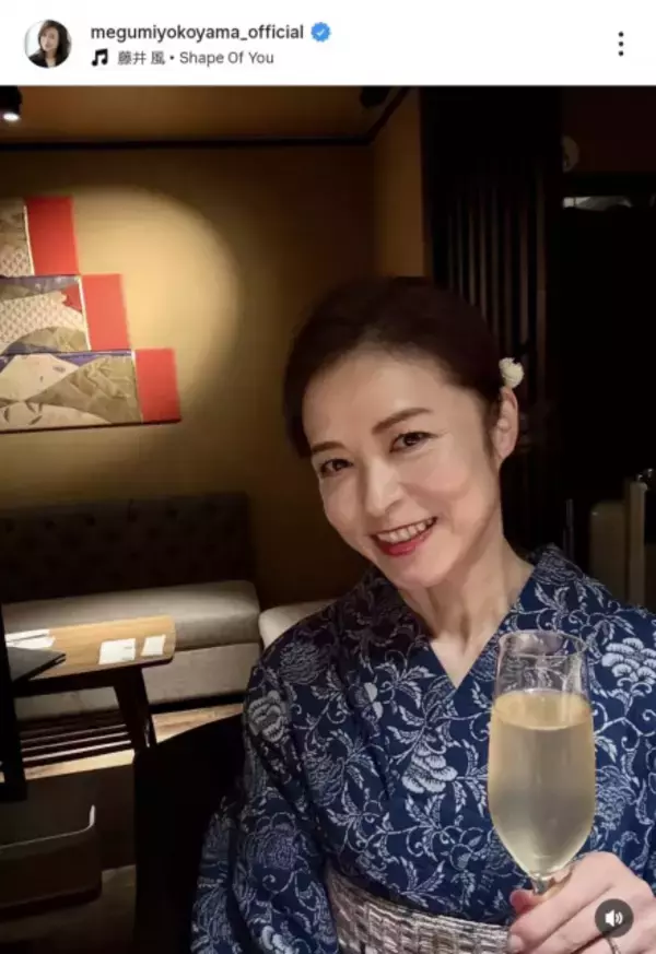 「目のやり場に困ります」56歳・横山めぐみ、圧巻の水着姿を披露　年齢を感じさせないスラリ美脚＆美胸元にファンもん絶