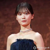 「山下美月、美デコルテのぞく黒ドレス姿　映画『キングダム』初参加に感慨「第1弾を初日に一人で観に行っていた」」の画像1