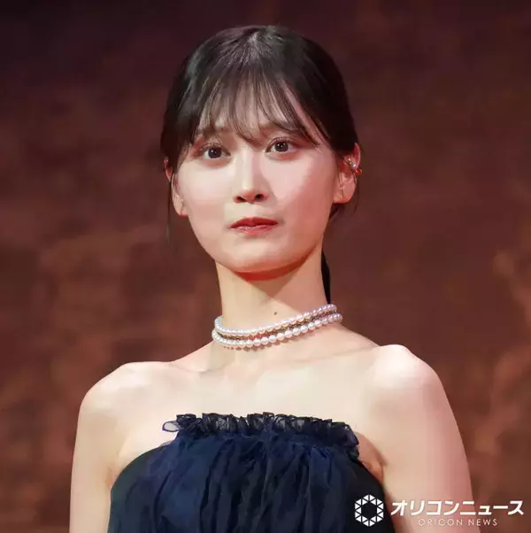 山下美月、美デコルテのぞく黒ドレス姿　映画『キングダム』初参加に感慨「第1弾を初日に一人で観に行っていた」