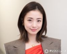 【M-1】上戸彩に早くも「優勝！」の声　登場すぐさま反響相次ぐ「今年もかわいい！」「ドレスえぐい」