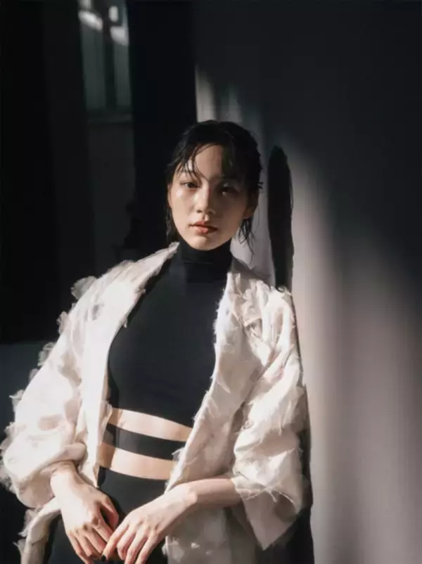 のん、大胆ウエストカットの黒コーデ披露　「完全に心を奪われる」「Maxにオーラ全開」と称賛