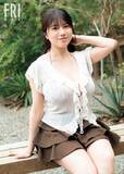 「グラビア界注目の超大型新人・加藤玲菜、『FRIDAY』表紙&巻頭で圧巻の美ボディ披露」の画像1