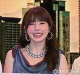 「仲里依紗、高校時代に1人で銭湯めぐり　ゴージャスなドレス姿で深めのスリットから美脚あらわ」の画像1