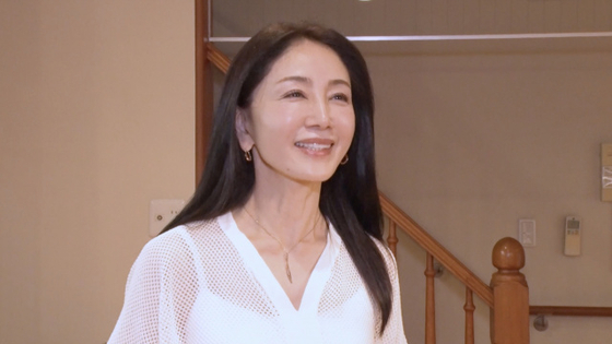 59歳“黒髪美魔女”坂村かおるさん、すっぴん披露　56歳で初婚→現在は“祖母”に…現在に密着