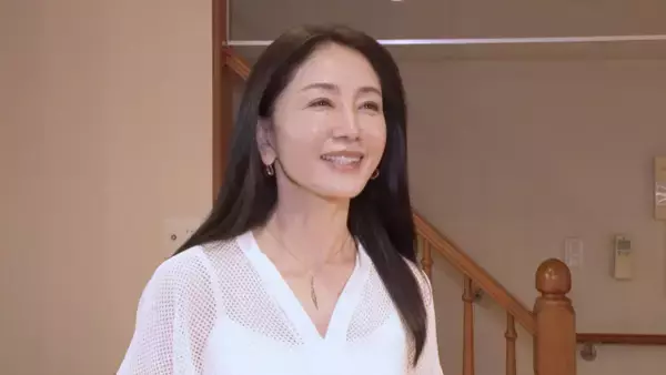 59歳“黒髪美魔女”坂村かおるさん、すっぴん披露　56歳で初婚→現在は“祖母”に…現在に密着