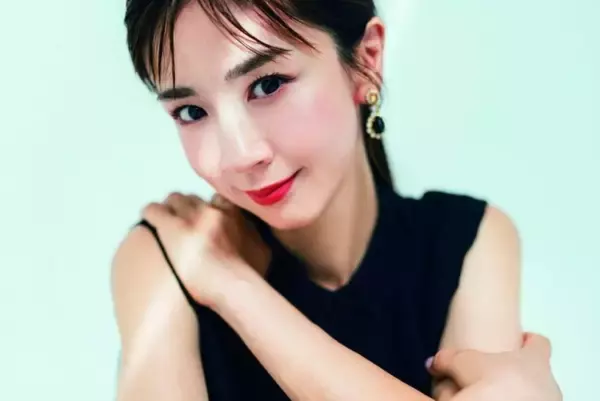 49歳・ほしのあき、フワフワの白ミニワンピでしゃがみ美太ももあらわ「昔と全然変わらず可愛いし、顔小さしいし、スタイル良いしで…」