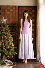 乃木坂46矢田萌華、『BOMB』初表紙で“クリスマス”グラビア披露　真っ白な素肌のぞくノースリニット姿も【独占カットあり】