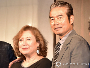 勝野洋の妻・キャシー中島、亡き長女・七奈美さんのために作った手編みマフラーを披露「石は冷たいから絶対マフラーが必要だものね」　墓石に供える