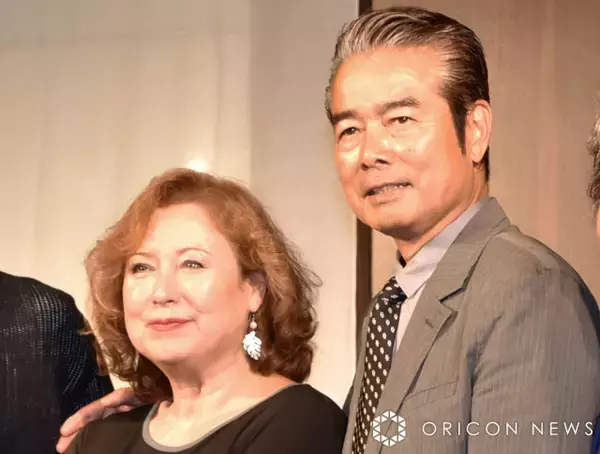 勝野洋の妻・キャシー中島、亡き長女・七奈美さんのために作った手編みマフラーを披露「石は冷たいから絶対マフラーが必要だものね」　墓石に供える