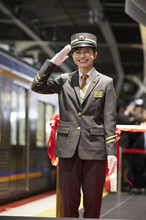 関西の“鉄オタ”斉藤雪乃、なんばで駅長制服姿　南海の歴史に新たな1ページを刻む