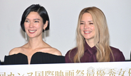 日本人初のカンヌ最優秀女優賞・岡本多緒、日本初披露の場で涙　共同受賞のヴィルジニー・エフィラとともに喜び分かち合う