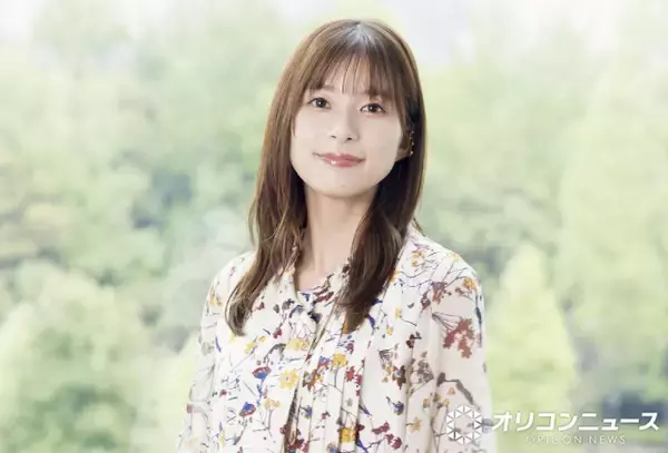 芳根京子、“ウエストチラ見せ”爽やか初夏コーデ披露に反響「うーん、好き！」「笑顔可愛くてスタイルかっこいい」