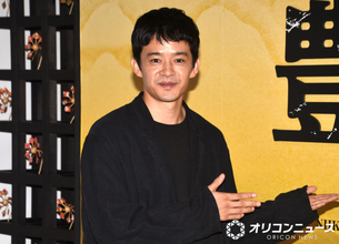 池松壮亮、秀長の茶入れに「泣きそうになりました」　『豊臣兄弟！』特別展に感激