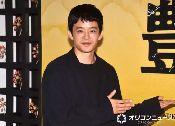 池松壮亮、秀長の茶入れに「泣きそうになりました」　『豊臣兄弟！』特別展に感激