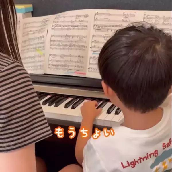 中3姉にピアノを教える4歳弟、微笑ましい姿に反響「素晴らしいアドバイス」「貫禄ありますなー」